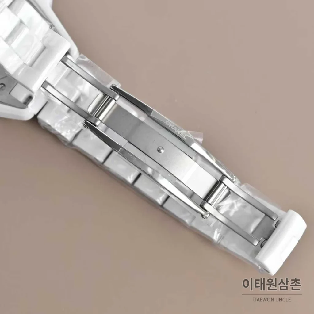 샤넬 J12 세라믹 블랙화이트 다이얼 쿼츠 33mm 블랙 / 화이트 세라믹 브레이슬릿 화이트 베젤 (4)