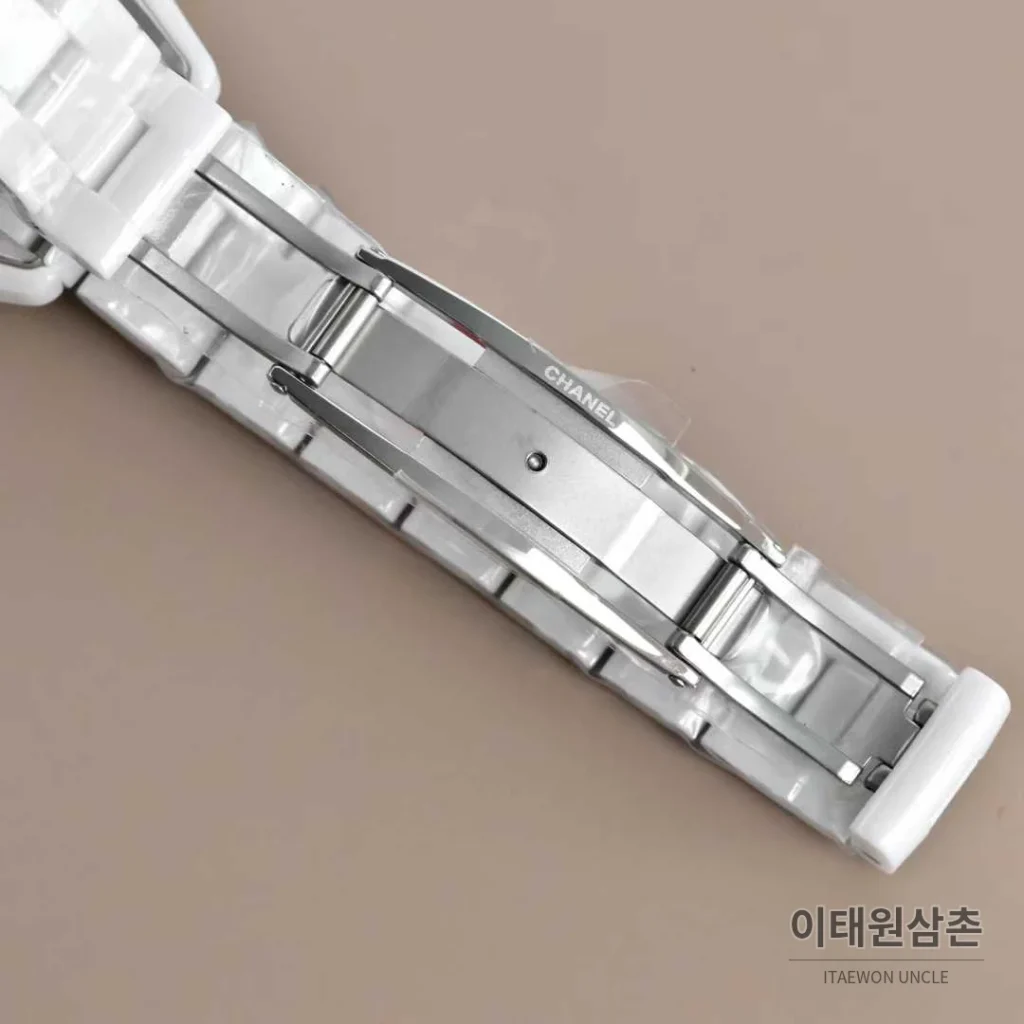 샤넬 J12 세라믹 블랙화이트 다이얼 쿼츠 33mm 블랙 / 화이트 세라믹 브레이슬릿 화이트 베젤 (5)