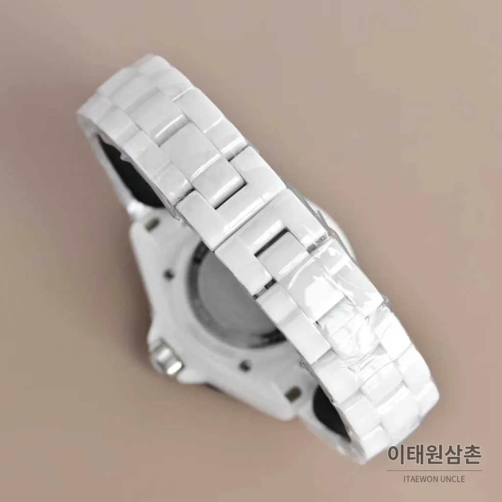 샤넬 J12 세라믹 블랙화이트 다이얼 쿼츠 33mm 블랙 / 화이트 세라믹 브레이슬릿 화이트 베젤 (6)