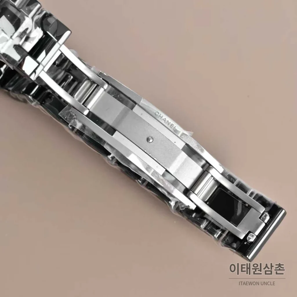 샤넬 J12 세라믹 블랙화이트 다이얼 쿼츠 33mm 블랙 / 화이트 세라믹 브레이슬릿 블랙 베젤
