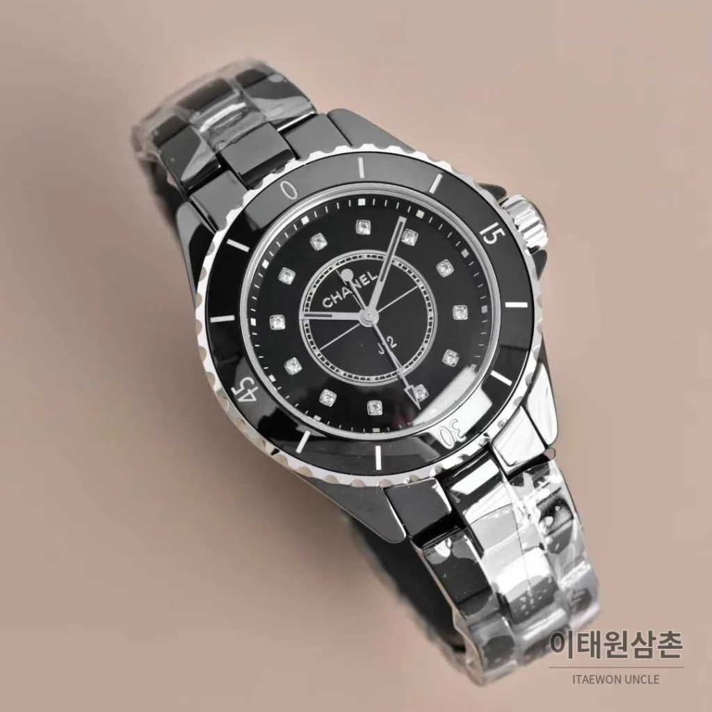 샤넬 J12 세라믹 화이트다이얼 아라비아인덱스 쿼츠 33mm 세라믹 브레이슬릿 블랙 베젤