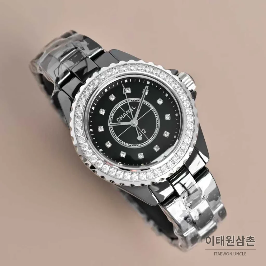 샤넬 J12 세라믹 화이트다이얼 아라비아인덱스 쿼츠 33mm 세라믹 브레이슬릿 실버 베젤 (2)