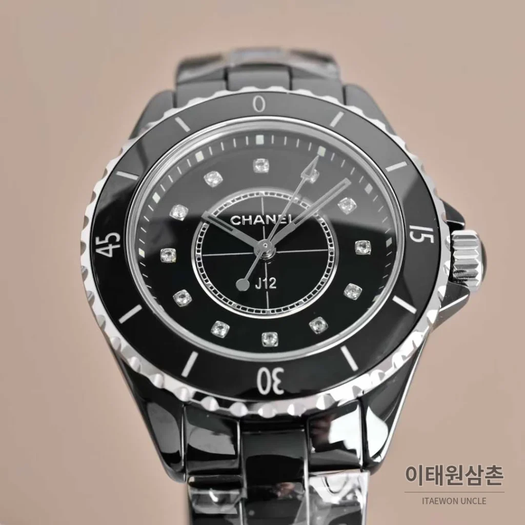 샤넬 J12 세라믹 화이트다이얼 아라비아인덱스 쿼츠 33mm 세라믹 브레이슬릿 블랙 베젤