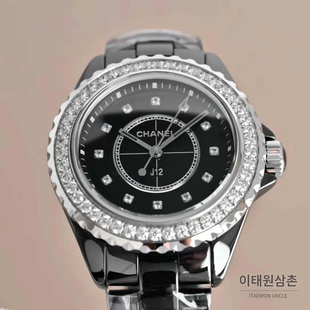 샤넬 J12 세라믹 화이트다이얼 아라비아인덱스 쿼츠 33mm 세라믹 브레이슬릿 실버 베젤 (2)