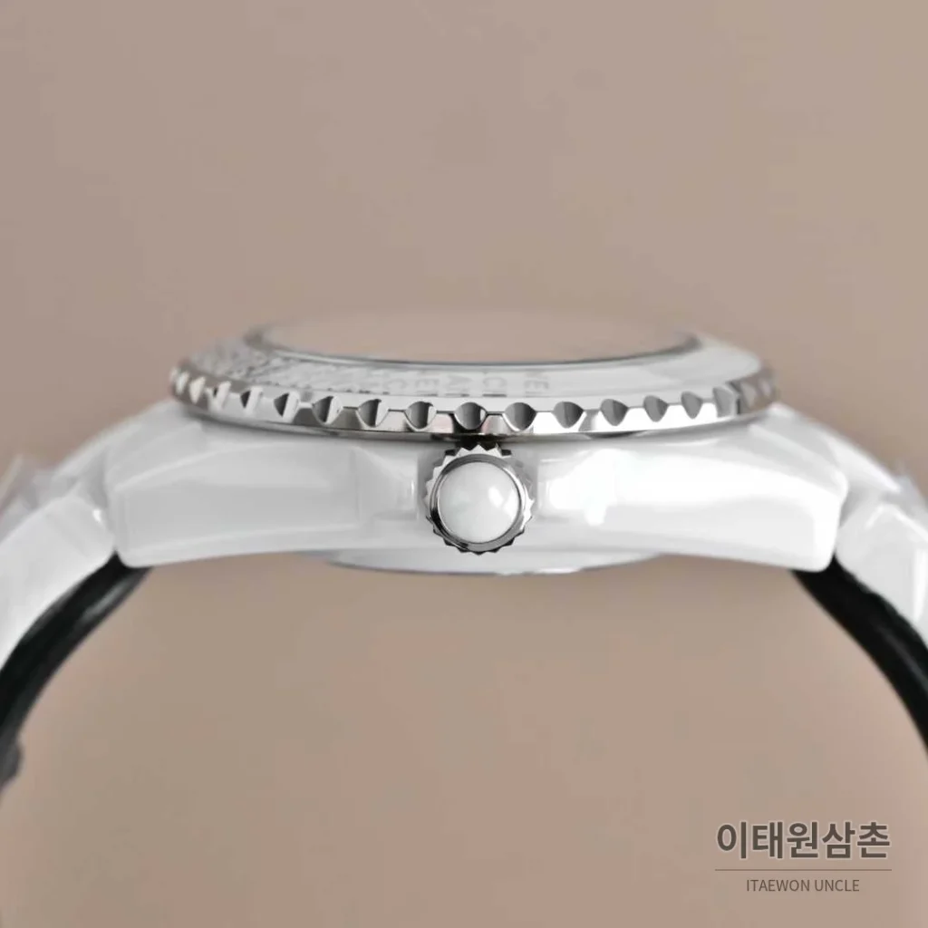 샤넬 J12 세라믹 화이트다이얼 아라비아인덱스 쿼츠 33mm 세라믹 브레이슬릿 화이트 베젤