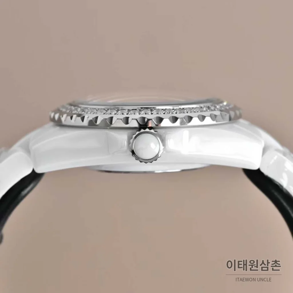 샤넬 J12 세라믹 화이트다이얼 아라비아인덱스 쿼츠 33mm 세라믹 브레이슬릿 실버 베젤