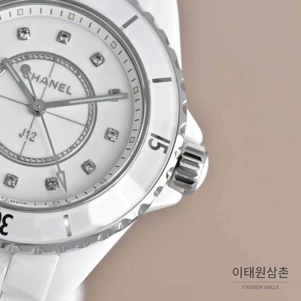 샤넬 J12 세라믹 화이트다이얼 아라비아인덱스 쿼츠 33mm 세라믹 브레이슬릿 화이트 베젤 (2)