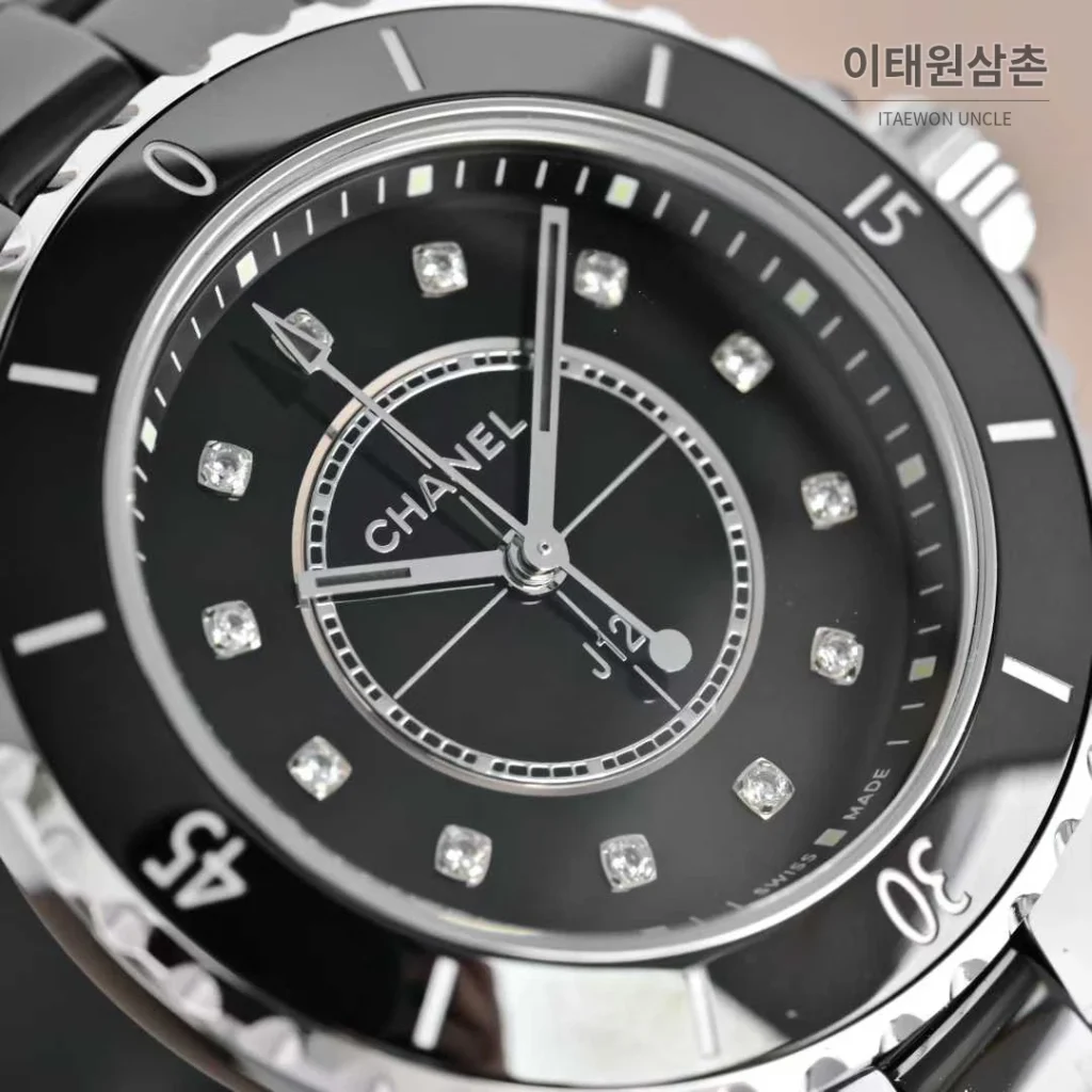 샤넬 J12 세라믹 화이트다이얼 아라비아인덱스 쿼츠 33mm 세라믹 브레이슬릿 블랙 베젤