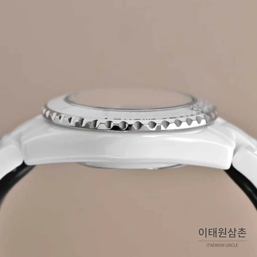 샤넬 J12 세라믹 화이트다이얼 아라비아인덱스 쿼츠 33mm 세라믹 브레이슬릿 화이트 베젤