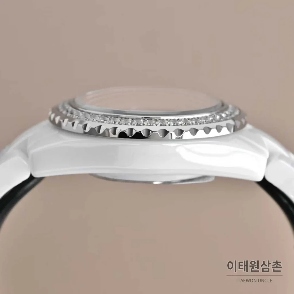 샤넬 J12 세라믹 화이트다이얼 아라비아인덱스 쿼츠 33mm 세라믹 브레이슬릿 실버 베젤