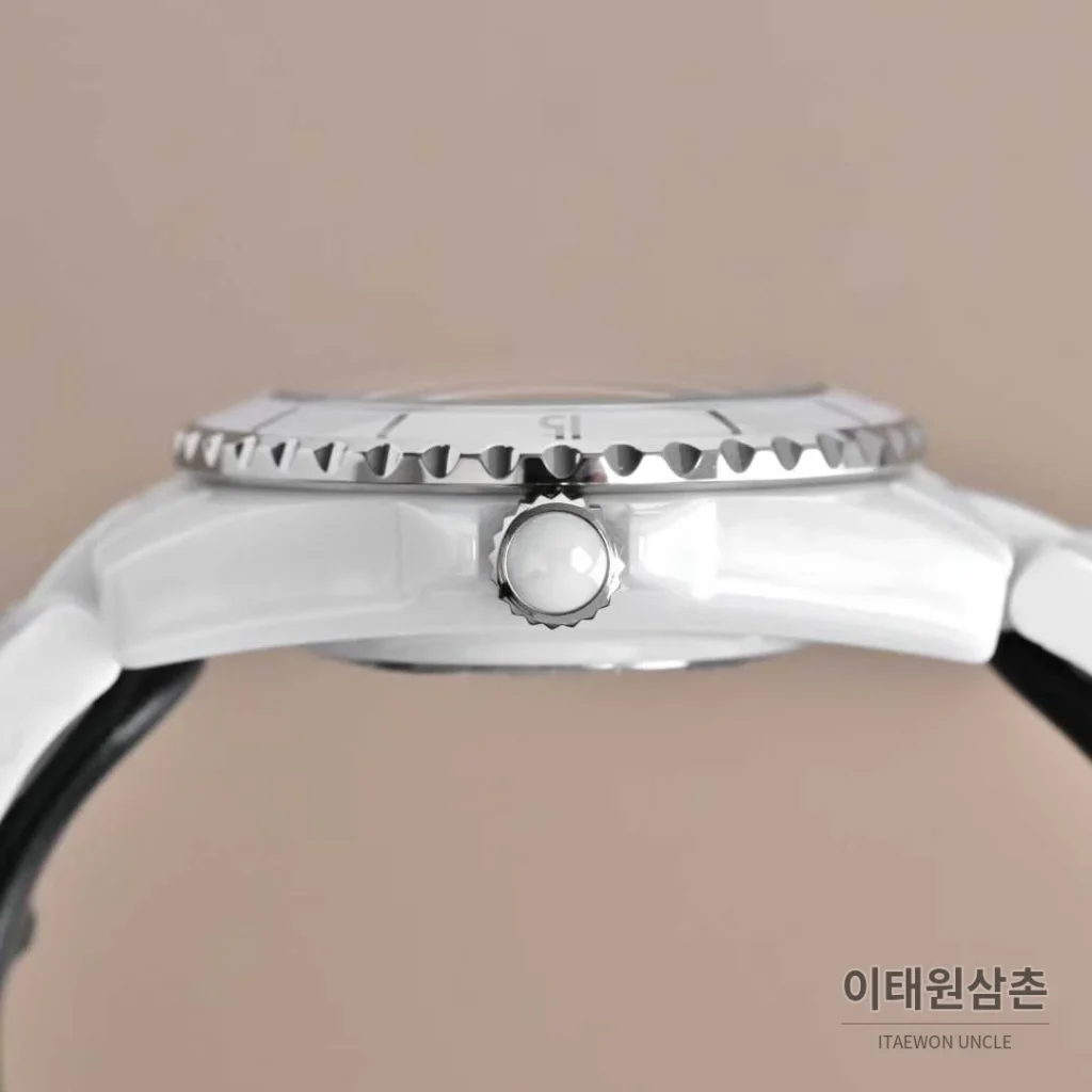 샤넬 J12 세라믹 화이트다이얼 아라비아인덱스 쿼츠 33mm 세라믹 브레이슬릿 화이트 베젤 (2)