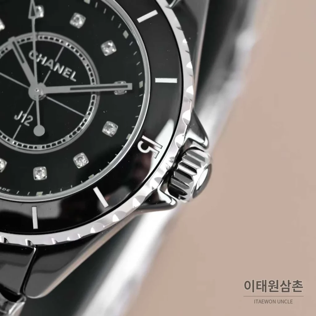 샤넬 J12 세라믹 화이트다이얼 아라비아인덱스 쿼츠 33mm 세라믹 브레이슬릿 블랙 베젤