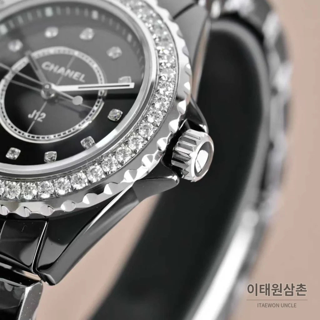 샤넬 J12 세라믹 화이트다이얼 아라비아인덱스 쿼츠 33mm 세라믹 브레이슬릿 실버 베젤 (2)