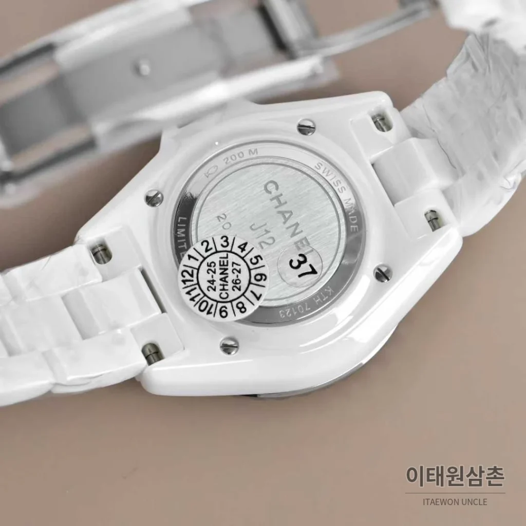 샤넬 J12 세라믹 화이트다이얼 아라비아인덱스 쿼츠 33mm 세라믹 브레이슬릿 화이트 베젤