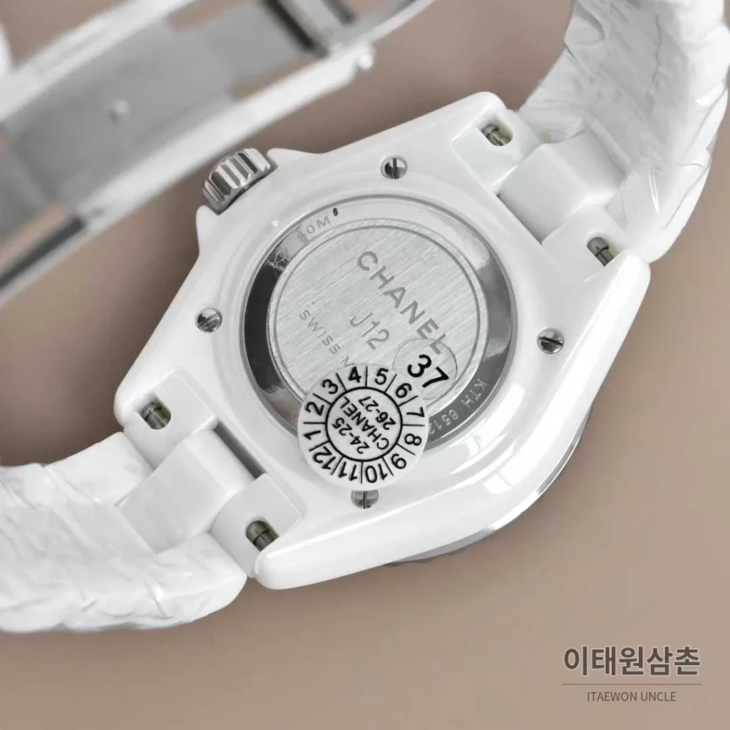 샤넬 J12 세라믹 화이트다이얼 아라비아인덱스 쿼츠 33mm 세라믹 브레이슬릿 실버 베젤