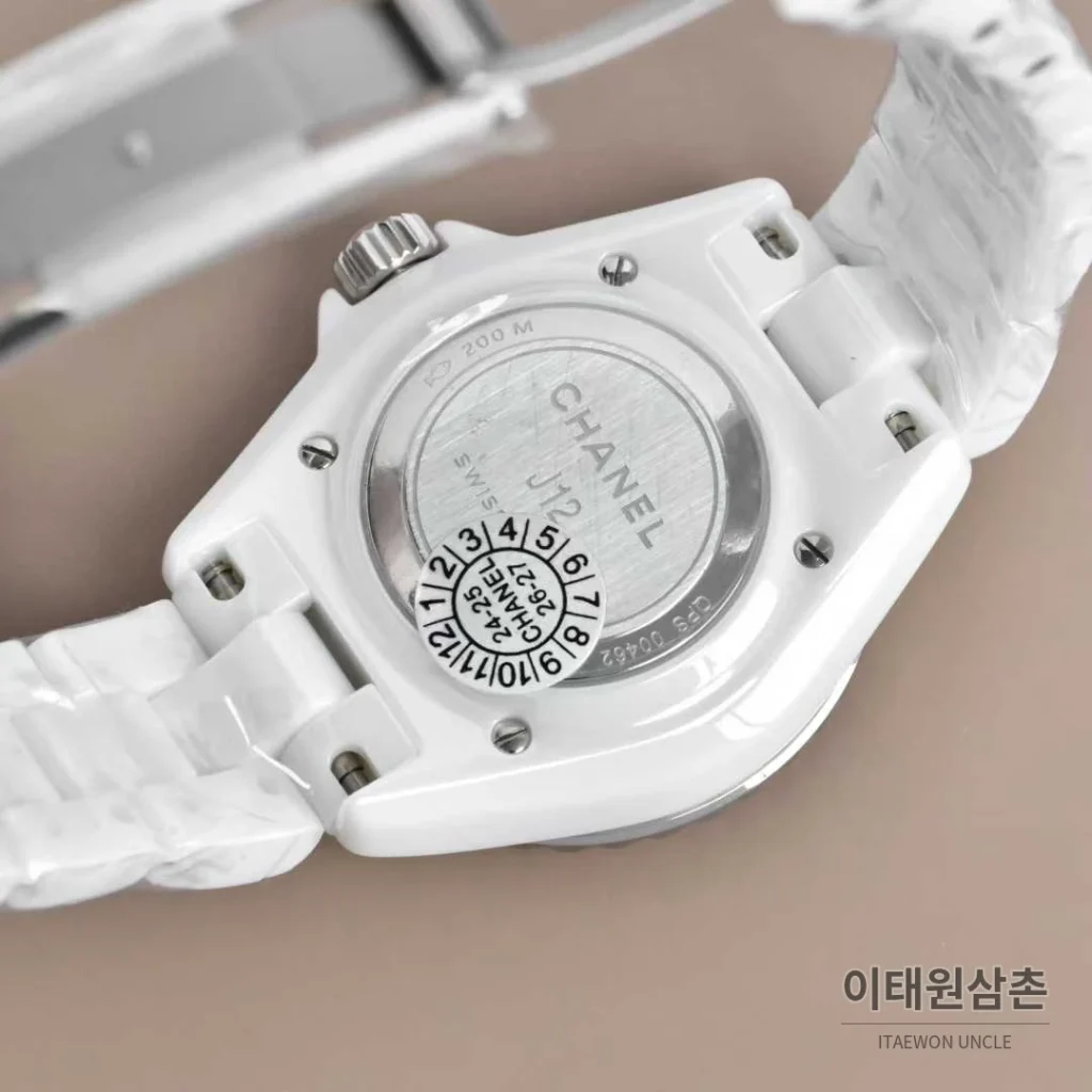 샤넬 J12 세라믹 화이트다이얼 아라비아인덱스 쿼츠 33mm 세라믹 브레이슬릿 화이트 베젤 (2)