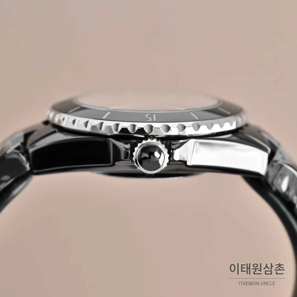 샤넬 J12 세라믹 화이트다이얼 아라비아인덱스 쿼츠 33mm 세라믹 브레이슬릿 블랙 베젤