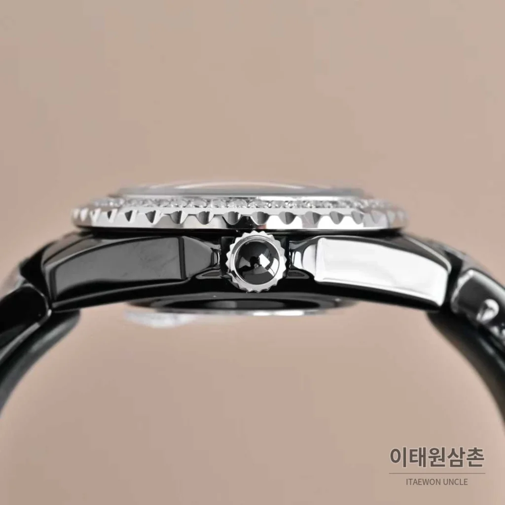 샤넬 J12 세라믹 화이트다이얼 아라비아인덱스 쿼츠 33mm 세라믹 브레이슬릿 실버 베젤 (2)