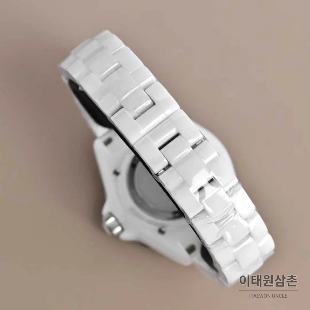 샤넬 J12 세라믹 화이트다이얼 아라비아인덱스 쿼츠 33mm 세라믹 브레이슬릿 화이트 베젤