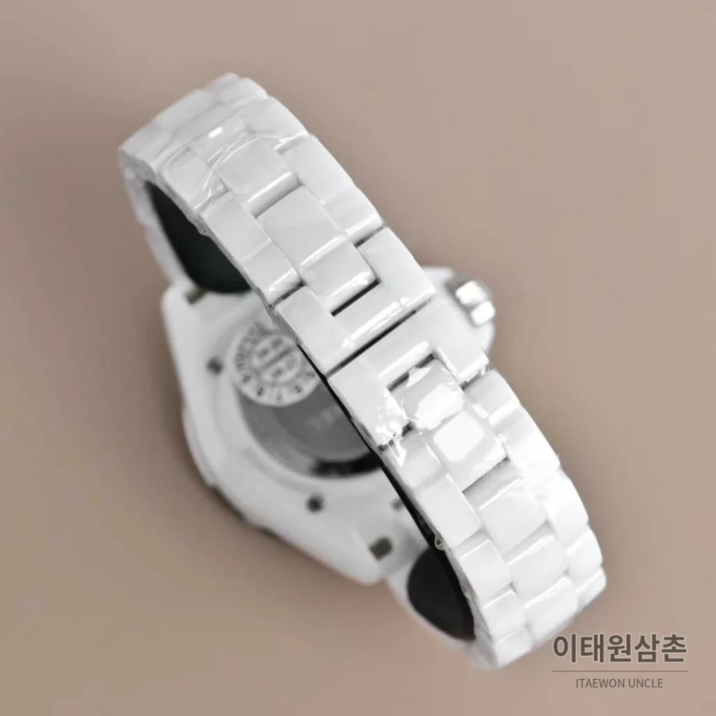 샤넬 J12 세라믹 화이트다이얼 아라비아인덱스 쿼츠 33mm 세라믹 브레이슬릿 화이트 베젤 (2)