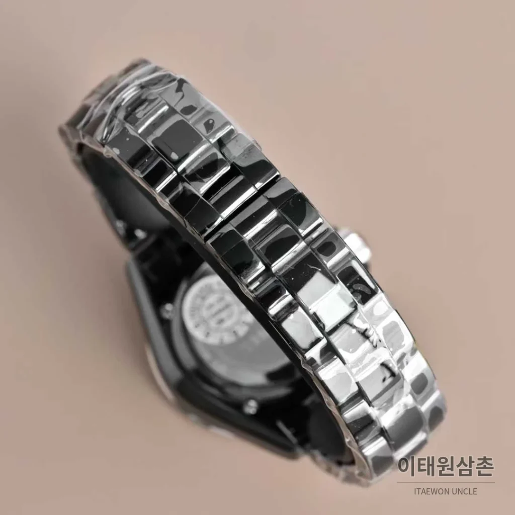 샤넬 J12 세라믹 화이트다이얼 아라비아인덱스 쿼츠 33mm 세라믹 브레이슬릿 블랙 베젤