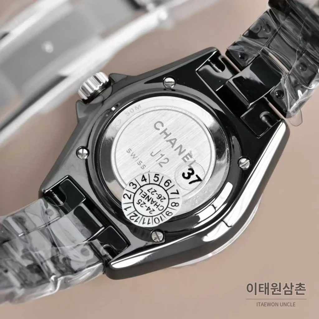 샤넬 J12 세라믹 화이트다이얼 아라비아인덱스 쿼츠 33mm 세라믹 브레이슬릿 실버 베젤 (2)