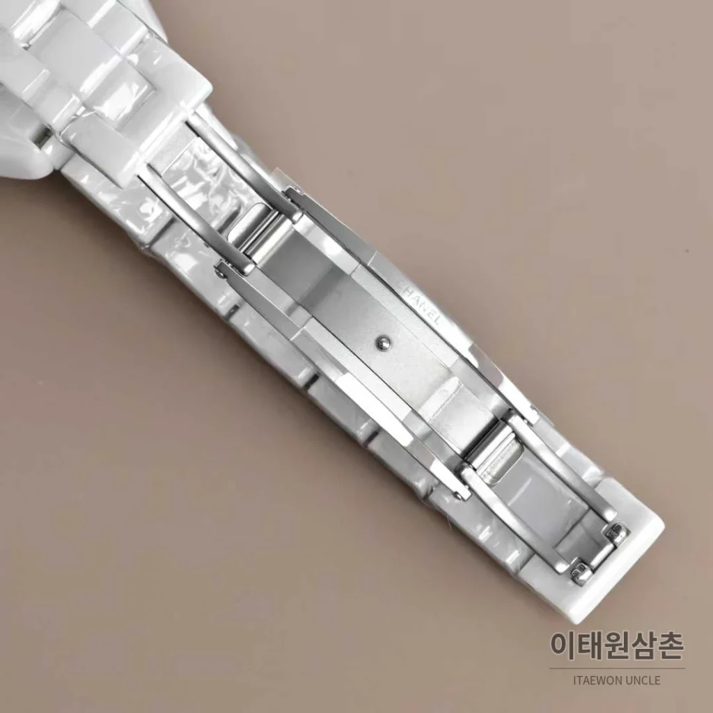 샤넬 J12 세라믹 화이트다이얼 아라비아인덱스 쿼츠 33mm 세라믹 브레이슬릿 화이트 베젤