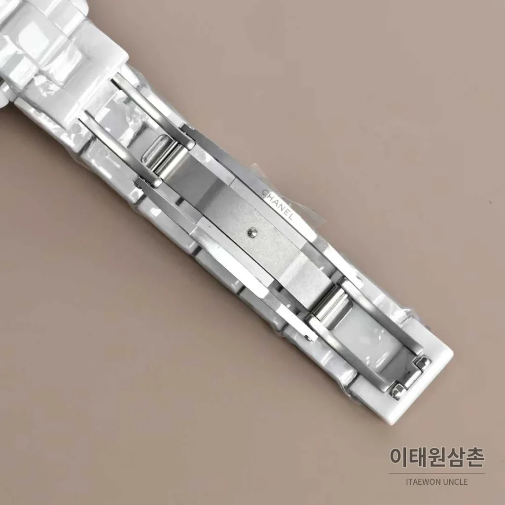 샤넬 J12 세라믹 화이트다이얼 아라비아인덱스 쿼츠 33mm 세라믹 브레이슬릿 실버 베젤