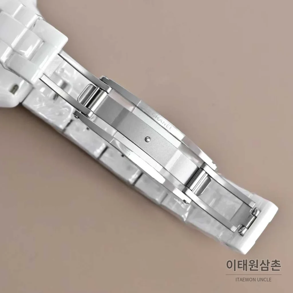 샤넬 J12 세라믹 화이트다이얼 아라비아인덱스 쿼츠 33mm 세라믹 브레이슬릿 화이트 베젤 (2)
