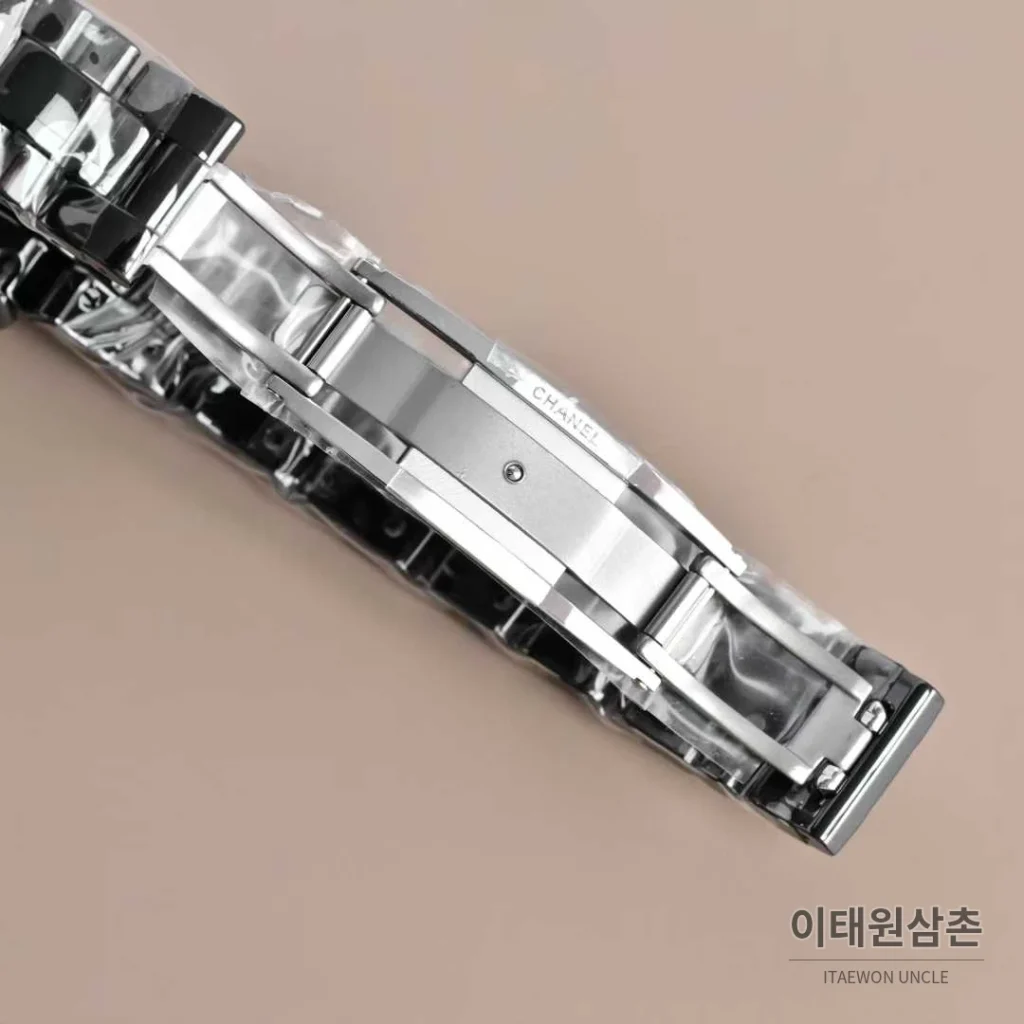 샤넬 J12 세라믹 화이트다이얼 아라비아인덱스 쿼츠 33mm 세라믹 브레이슬릿 블랙 베젤