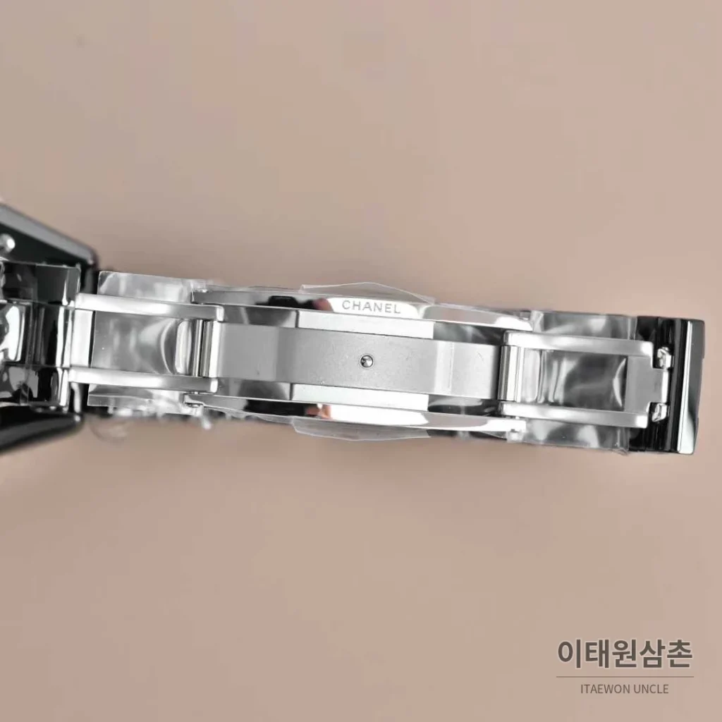 샤넬 J12 세라믹 화이트다이얼 아라비아인덱스 쿼츠 33mm 세라믹 브레이슬릿 실버 베젤 (2)
