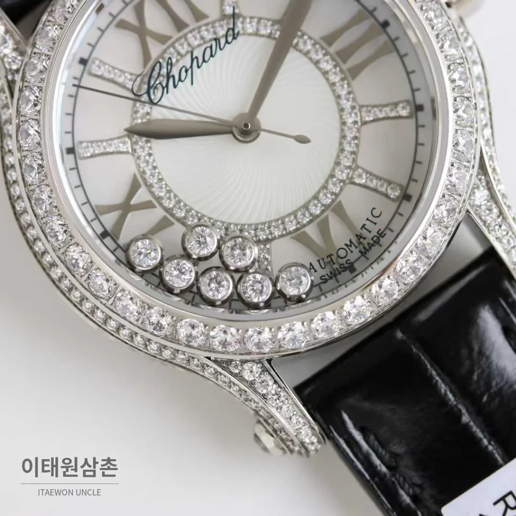 쇼파드 해피스포트 스틸 다이아몬드 자개다이얼 플로팅젬 오토매틱 36mm 화이트 블랙 가죽 스트랩 실버 베젤