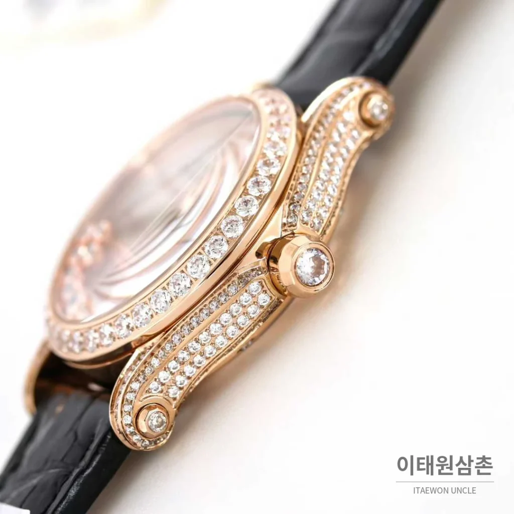 쇼파드 해피스포트 스틸 다이아몬드 자개다이얼 플로팅젬 오토매틱 36mm 화이트 블랙 가죽 스트랩 로즈골드 베젤
