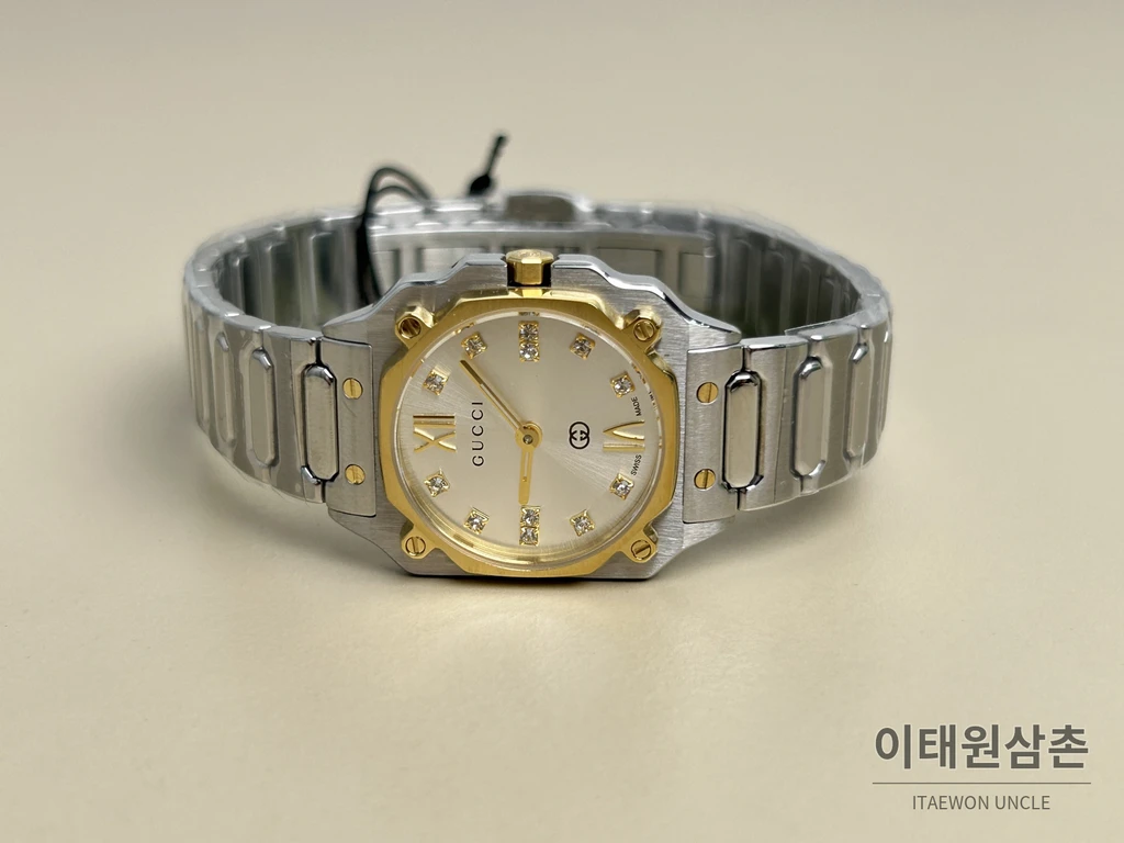 구찌 G-플랫 스틸 골드 베젤 화이트 다이얼 여성 시계 24mm