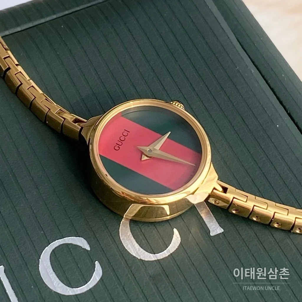 구찌 쿼츠 23mm 멀티컬러 다이얼