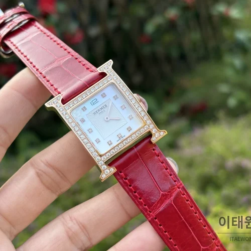 에르메스 H 시리즈 쿼츠 자개 다이얼 레드 가죽 스트랩 로즈골드 베젤 에르메스 H 시리즈 쿼츠 자개 다이얼 레드 가죽 스트랩 로즈골드 베젤
