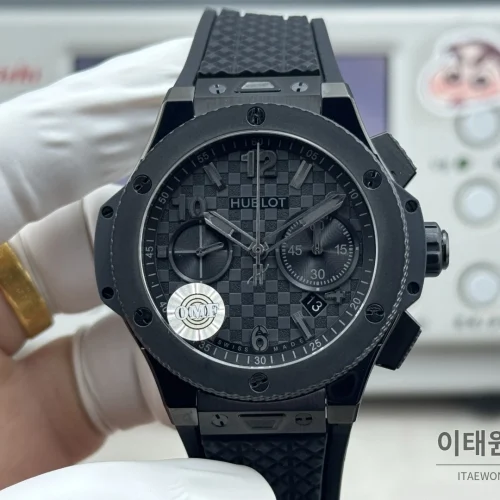 위블로 빅뱅 20주년 세라믹 크로노그래프 오토매틱 OMF라인 43mm 블랙 블랙 러버 스트랩 블랙 베젤 (2)
