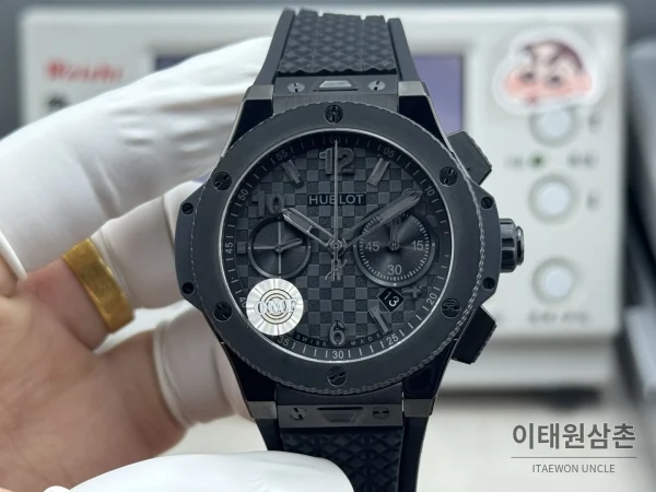 위블로 빅뱅 20주년 세라믹 크로노그래프 오토매틱 OMF라인 43mm 블랙 블랙 러버 스트랩 블랙 베젤 (2)
