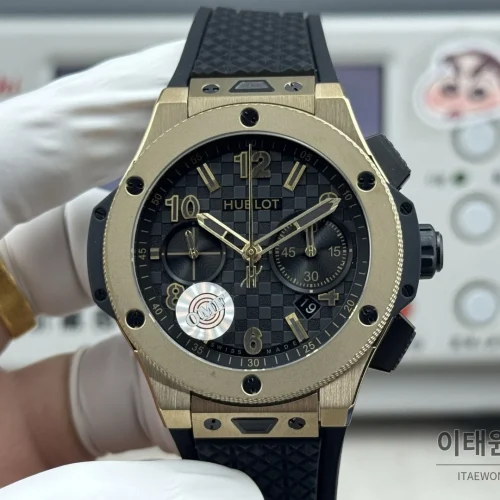 위블로 빅뱅 20주년 세라믹 크로노그래프 오토매틱 OMF라인 43mm 블랙 블랙 러버 스트랩 골드 베젤