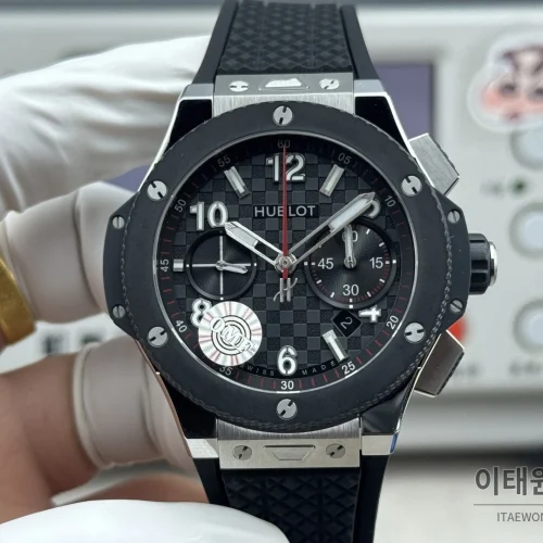 위블로 빅뱅 20주년 세라믹 크로노그래프 오토매틱 OMF라인 43mm 블랙 블랙 러버 스트랩 블랙 베젤