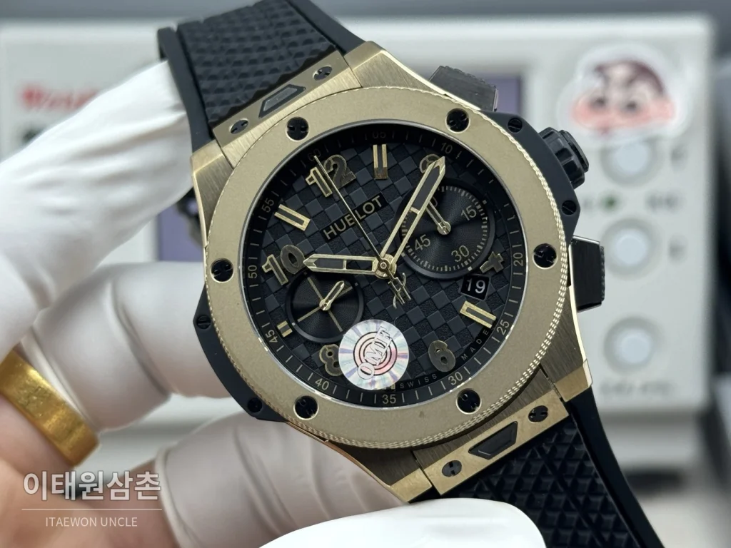 위블로 빅뱅 20주년 세라믹 크로노그래프 오토매틱 OMF라인 43mm 블랙 블랙 러버 스트랩 골드 베젤