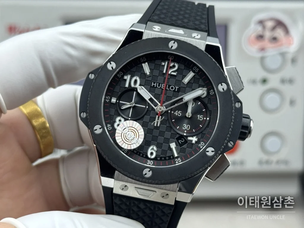 위블로 빅뱅 20주년 세라믹 크로노그래프 오토매틱 OMF라인 43mm 블랙 블랙 러버 스트랩 블랙 베젤