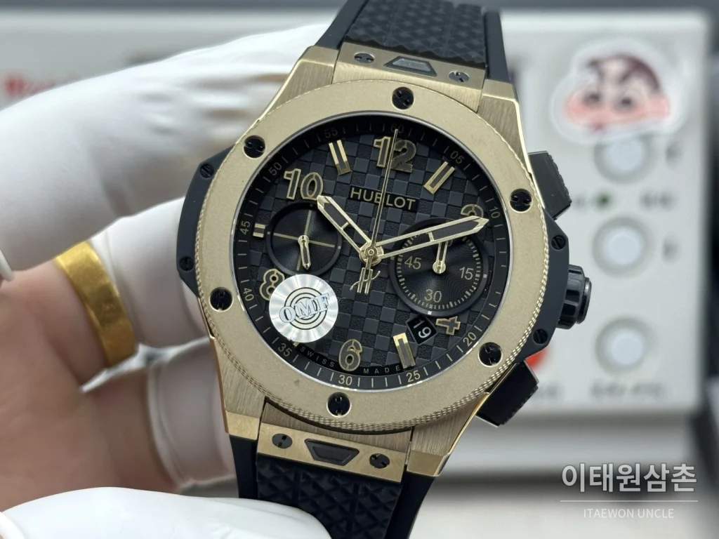 위블로 빅뱅 20주년 세라믹 크로노그래프 오토매틱 OMF라인 43mm 블랙 블랙 러버 스트랩 골드 베젤