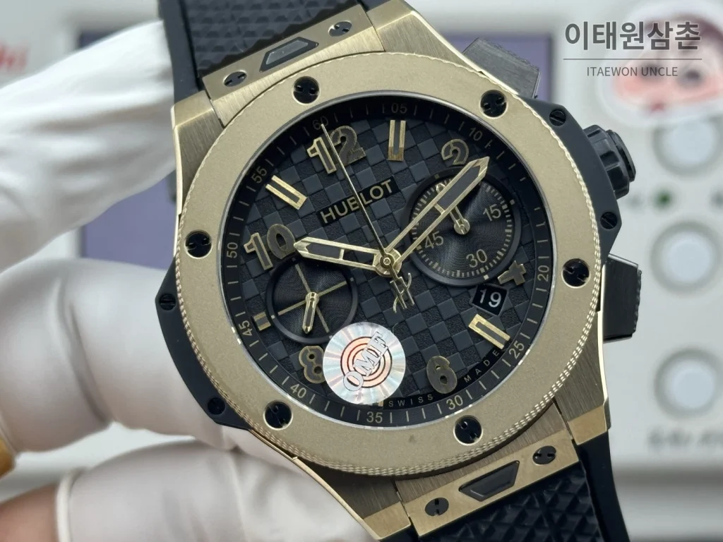 위블로 빅뱅 20주년 세라믹 크로노그래프 오토매틱 OMF라인 43mm 블랙 블랙 러버 스트랩 골드 베젤