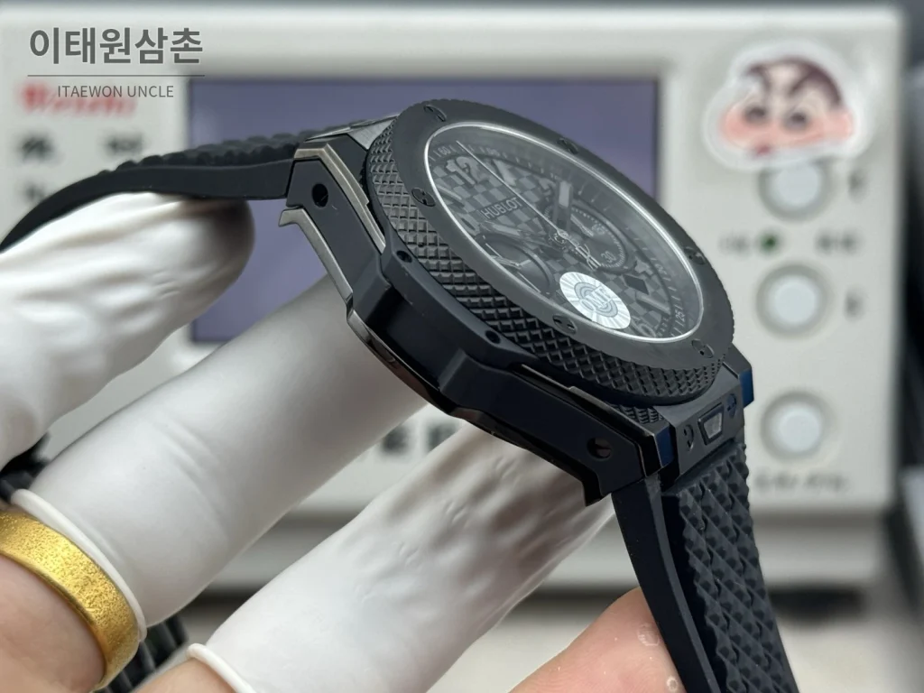 위블로 빅뱅 20주년 세라믹 크로노그래프 오토매틱 OMF라인 43mm 블랙 블랙 러버 스트랩 블랙 베젤 (2)