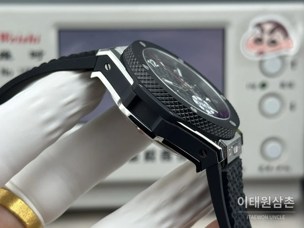 위블로 빅뱅 20주년 세라믹 크로노그래프 오토매틱 OMF라인 43mm 블랙 블랙 러버 스트랩 블랙 베젤