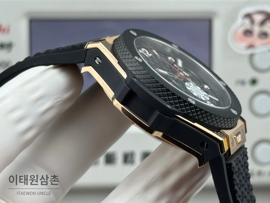 위블로 빅뱅 20주년 세라믹 크로노그래프 오토매틱 OMF라인 43mm 블랙 블랙 러버 스트랩 블랙 베젤 (3)