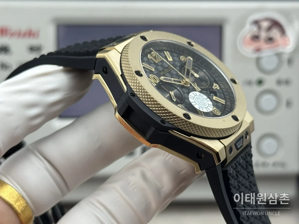 위블로 빅뱅 20주년 세라믹 크로노그래프 오토매틱 OMF라인 43mm 블랙 블랙 러버 스트랩 골드 베젤