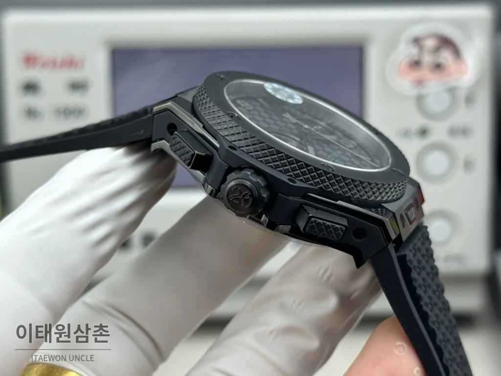 위블로 빅뱅 20주년 세라믹 크로노그래프 오토매틱 OMF라인 43mm 블랙 블랙 러버 스트랩 블랙 베젤 (2)