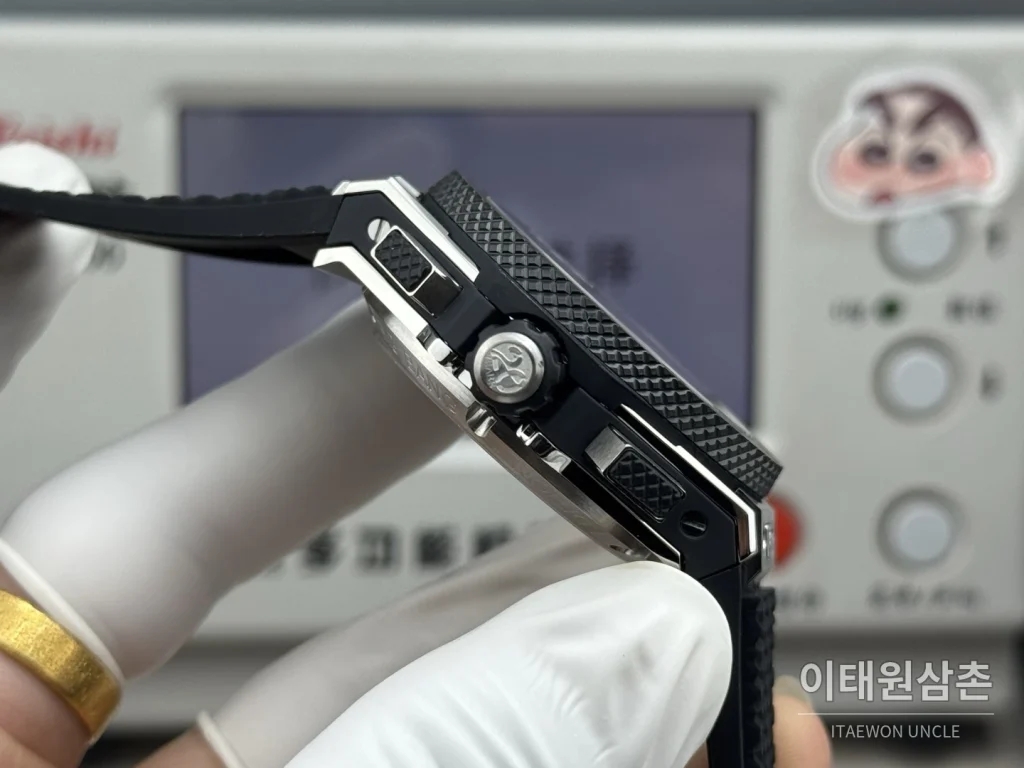 위블로 빅뱅 20주년 세라믹 크로노그래프 오토매틱 OMF라인 43mm 블랙 블랙 러버 스트랩 블랙 베젤